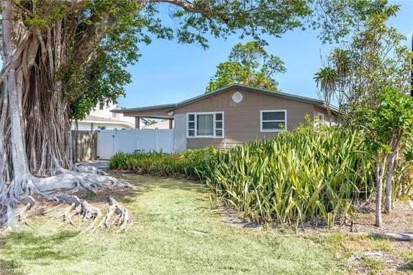$2,300 | 547 101st Avenue North, Naples, FL 34108