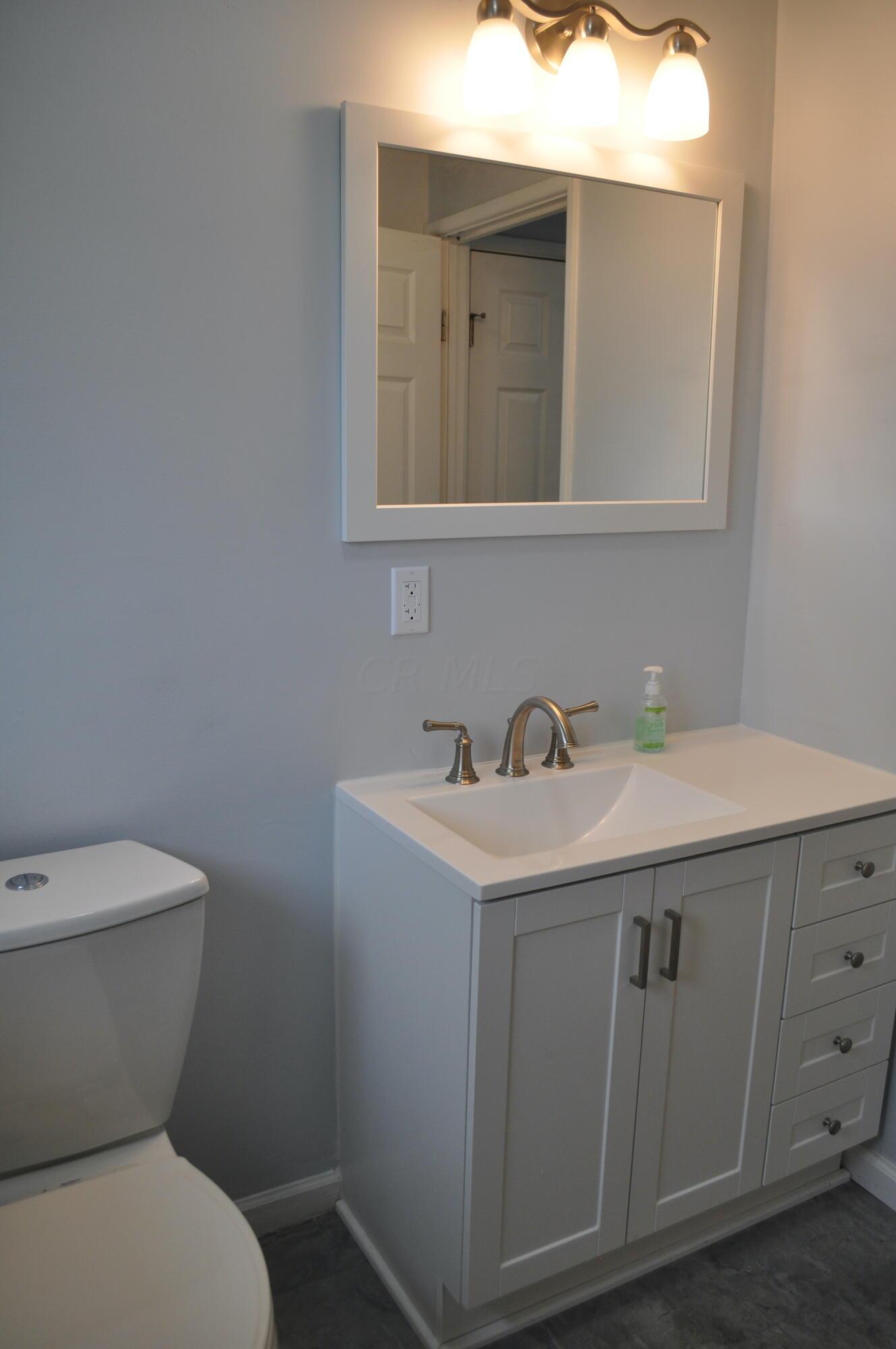 303 Crowley Road Columbus, OH 43207 - Photo 9 of 25 Bathroom