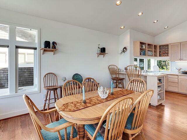 540 Capes Point Tillamook, OR 97141 - Photo 14 of 35 dining_