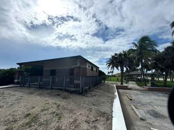 $2,100 | 1115 South Ocean Drive, Unit 3, Fort Pierce, FL 34949