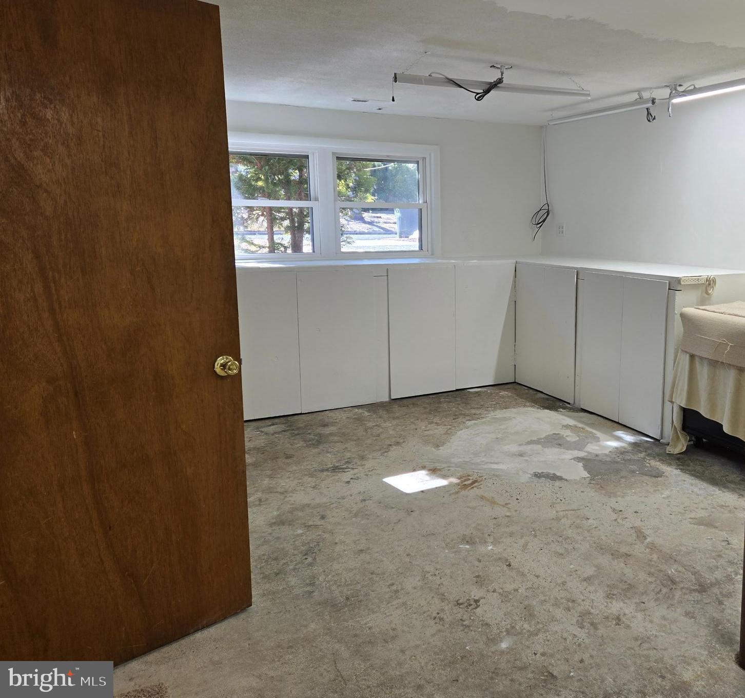 8 Sandy Drive Newfield, NJ 08344 - Photo 43 of 48 an empty room with windows