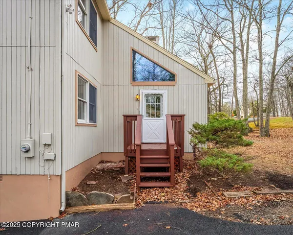 a view of a house with backyard