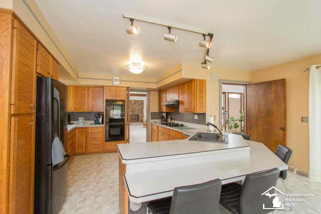 1840 West Temperance Road Temperance, MI 48182 - Photo 10 of 25 Kitchen w/ snack bar