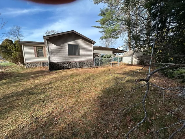 a view of a house with a yard