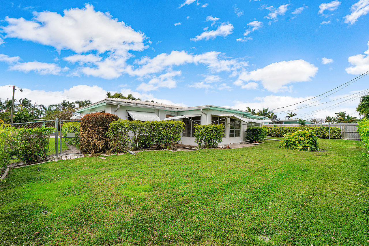 367 Northeast 23rd Way Boca Raton, FL 33431 - Photo 20 of 22 Large backyard