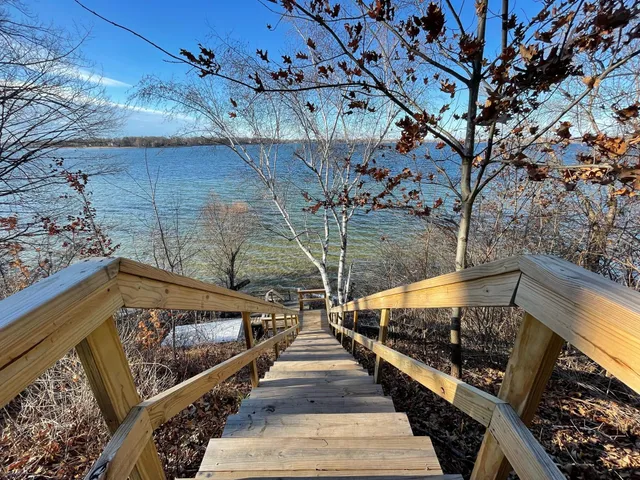 $3,000 | 44 Peninsula Road, Dellwood, MN 55110