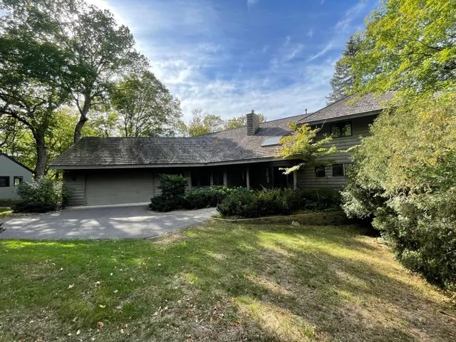 $3,000 | 44 Peninsula Road, Dellwood, MN 55110