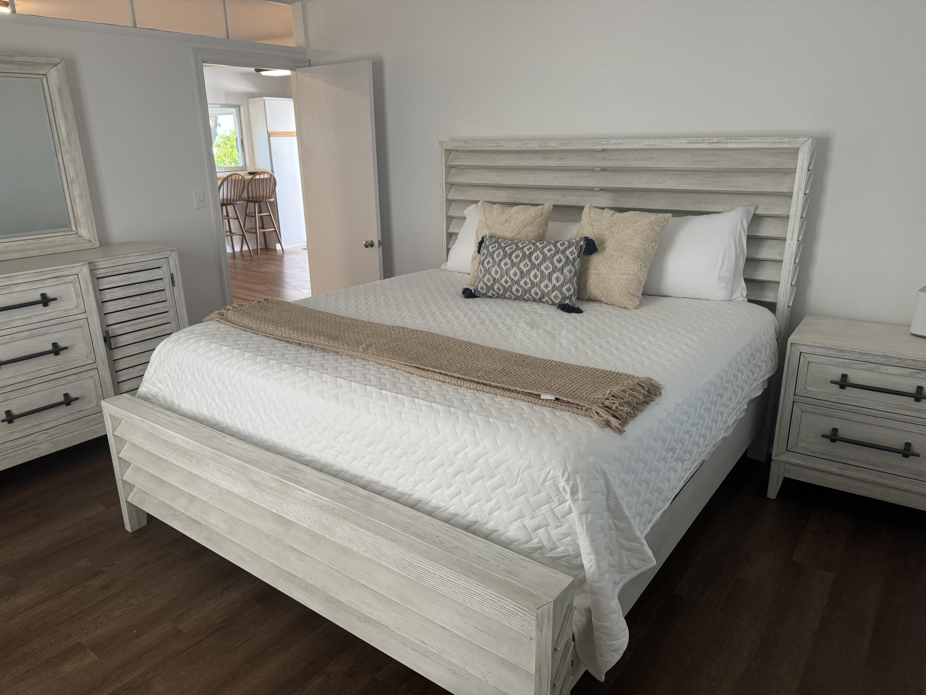 184 Harborview Drive Tavernier, FL 33070 - Photo 18 of 23 a bedroom with a bed and dresser