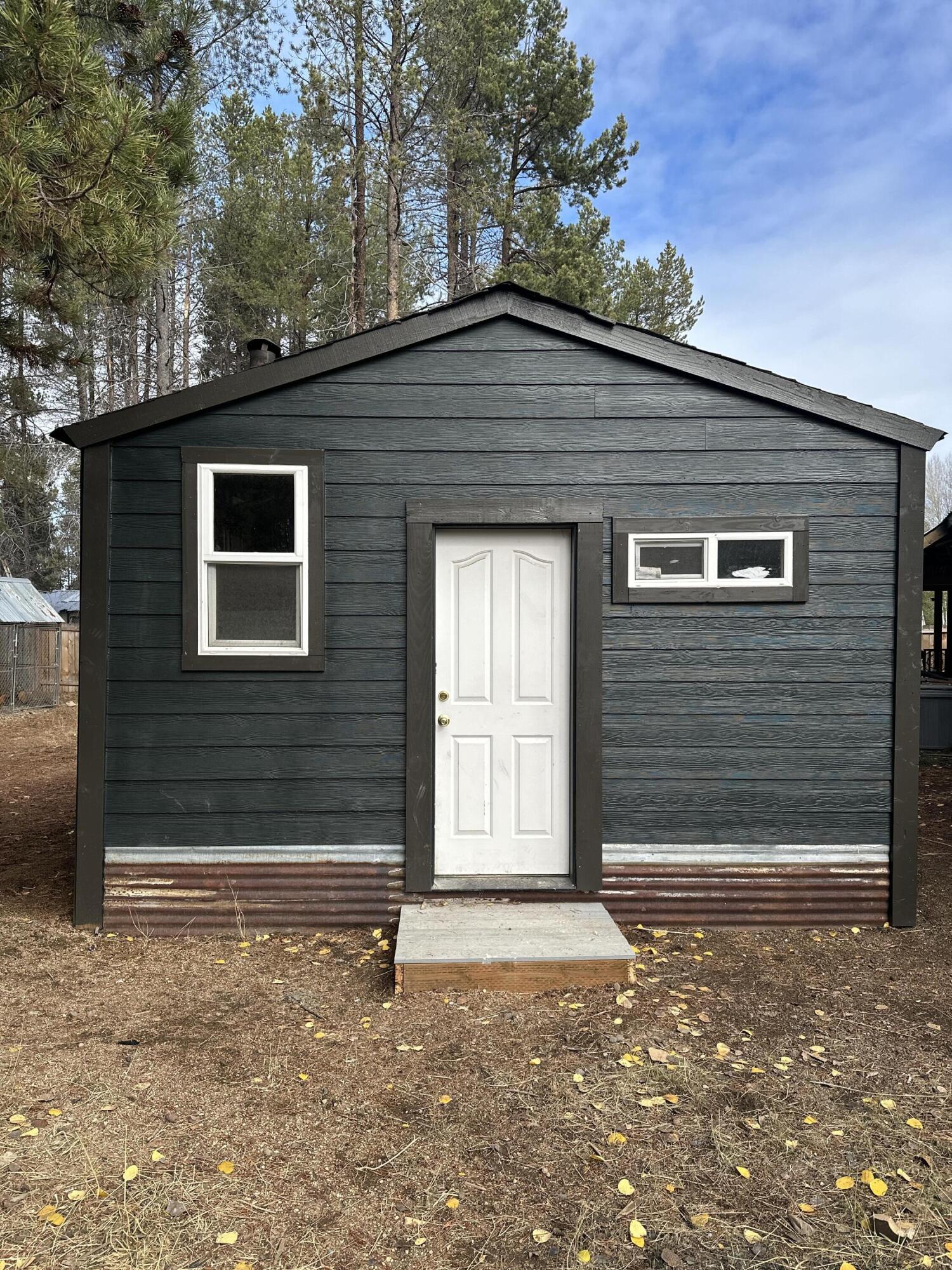 136010 Highway 97 Crescent, OR 97733 - Photo 49 of 55 ADU SHESHED OFFICE Front door