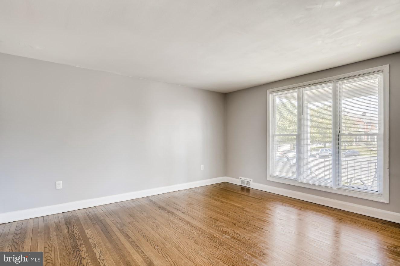 5636 Braxfield Road Baltimore, MD 21227 - Photo 7 of 33