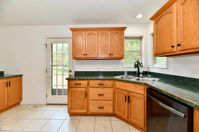 $305,000 | 1600 Liberty Way, Hope, IN 47246