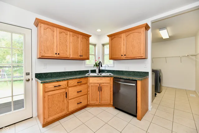 $305,000 | 1600 Liberty Way, Hope, IN 47246