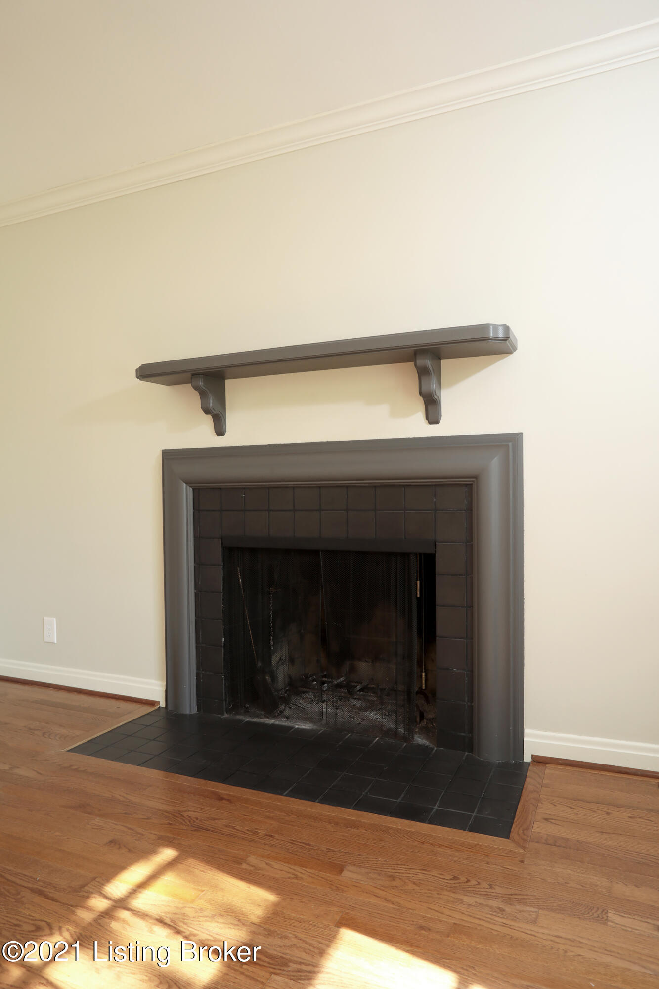 812 Alden Road Louisville, KY 40207 - Photo 7 of 40 Living Room