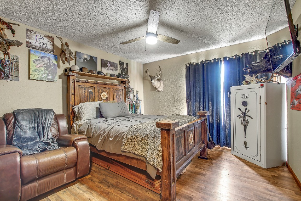 105 Frederick Lane Thorndale, TX 76577 - Photo 8 of 12 a bed room with a bed and a couch