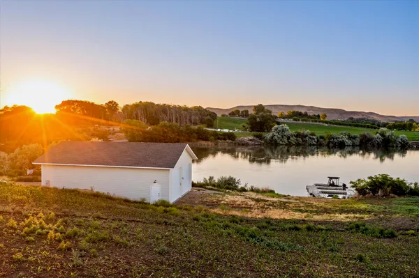 $2,300,000 | 1429 East Cleveland Avenue, Glenns Ferry, ID 83623