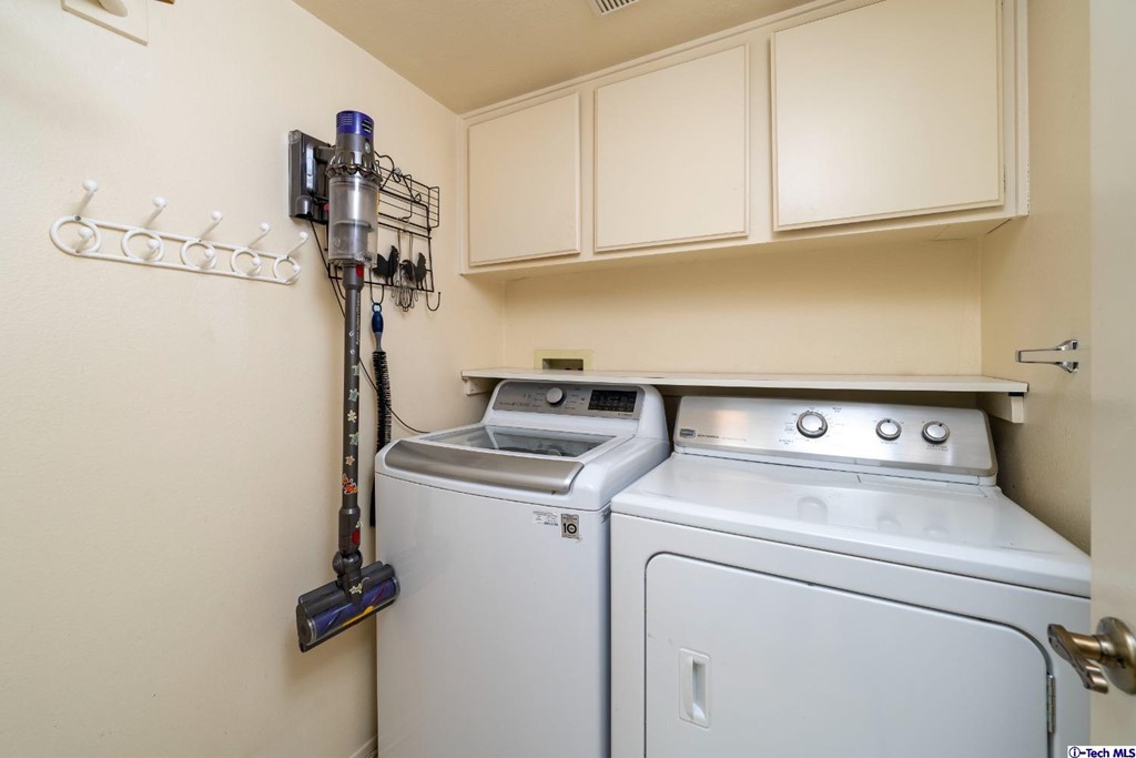 24718 Sagecrest Circle Newhall, CA 91381 - Photo 27 of 36 a utility room with dryer and washer