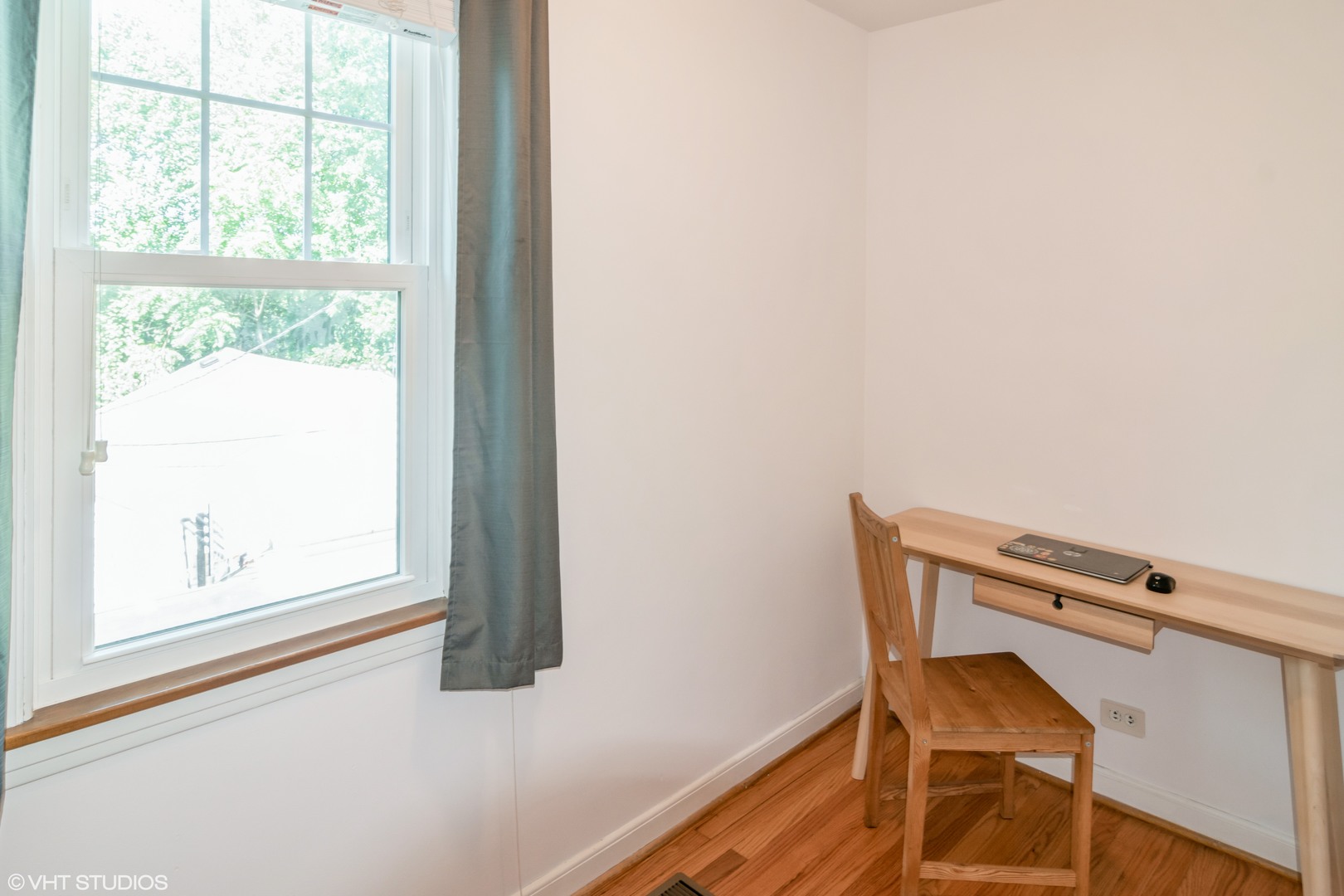 528 Selborne Road Riverside, IL 60546 - Photo 12 of 21 a view of a chair in a room
