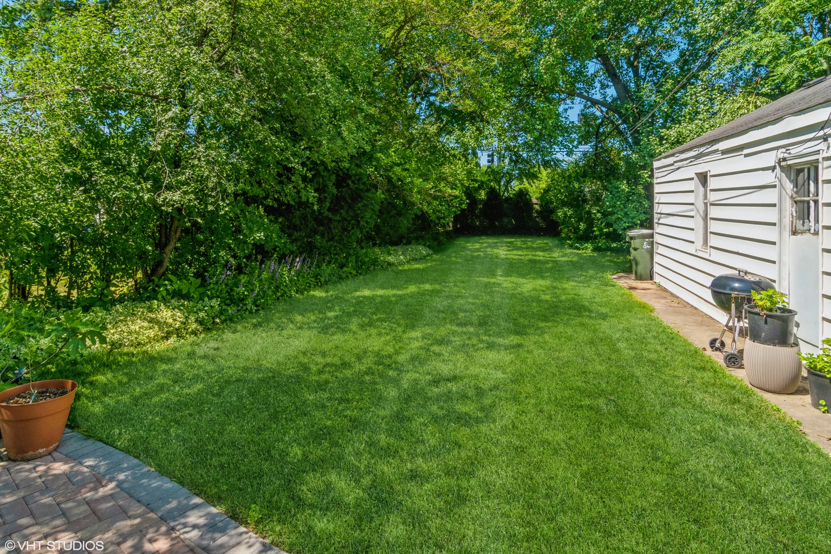 528 Selborne Road Riverside, IL 60546 - Photo 20 of 21 a view of a backyard with potted plants and plants