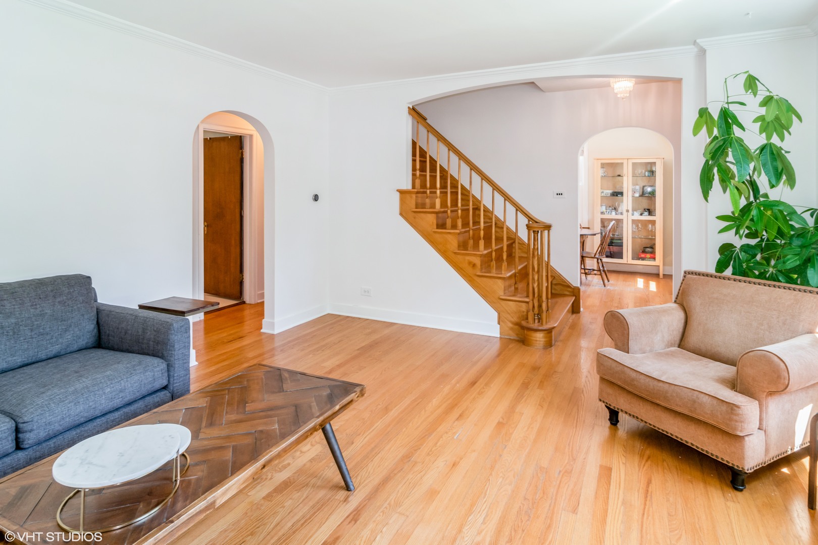 528 Selborne Road Riverside, IL 60546 - Photo 3 of 21 a living room with furniture and a wooden floor