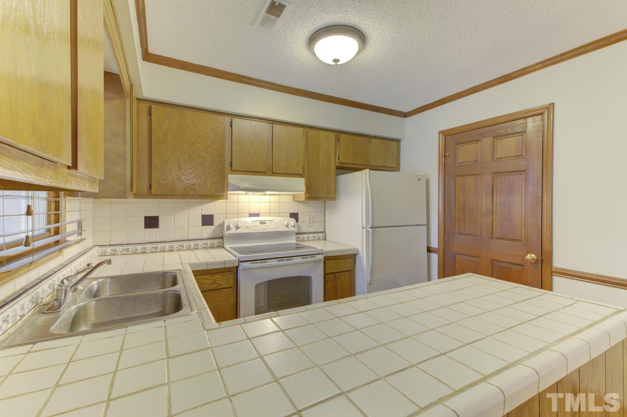 5505 Hamstead Crossing Raleigh, NC 27612 - Photo 9 of 25 a kitchen with cabinets and oven