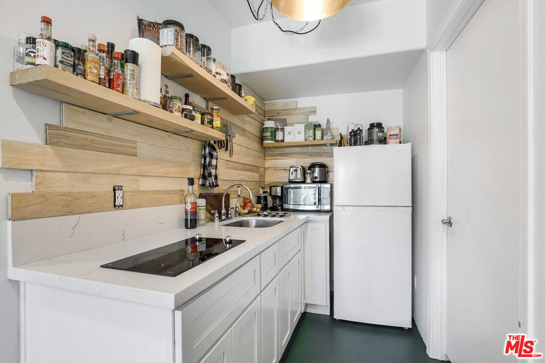 458 Rustic Drive Los Angeles, CA 90065 - Photo 32 of 41 a utility room with dryer and washer