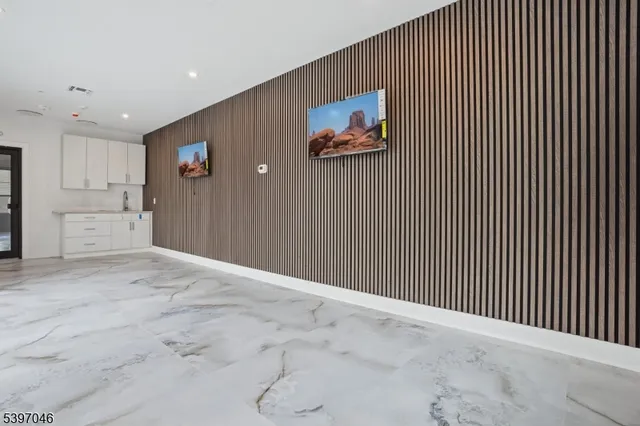 a view of a back yard