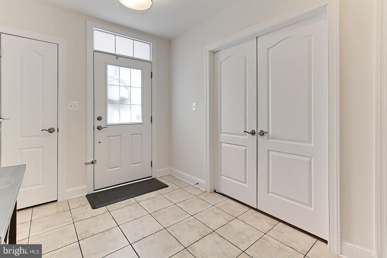 22888 Eileen Square Sterling, VA 20166 - Photo 6 of 35