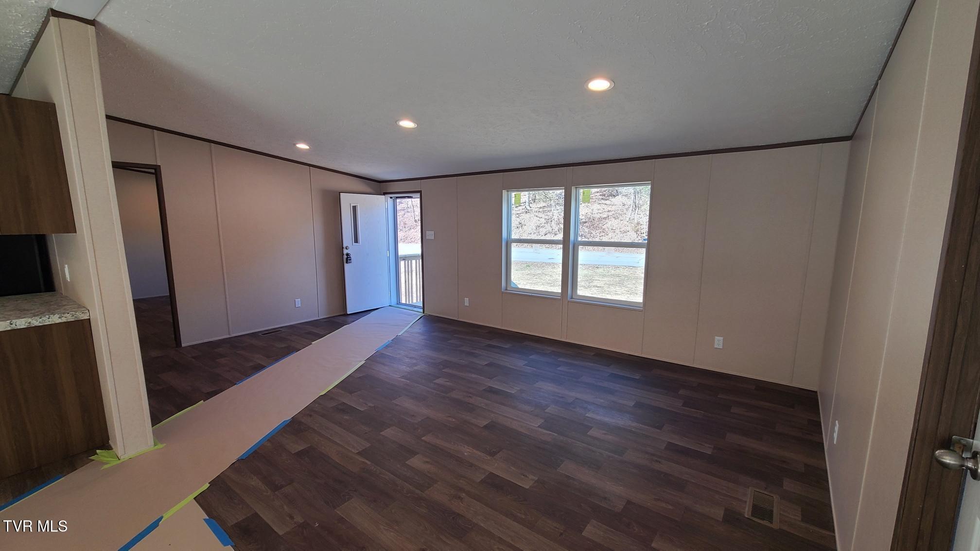 257 Bellebrook Road Bristol, TN 37620 - Photo 4 of 13 LIVING ROOM