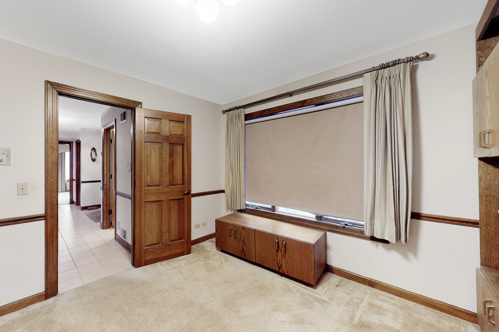 8282 Lake Ridge Drive Burr Ridge, IL 60527 - Photo 12 of 37 a room with a door and a rug
