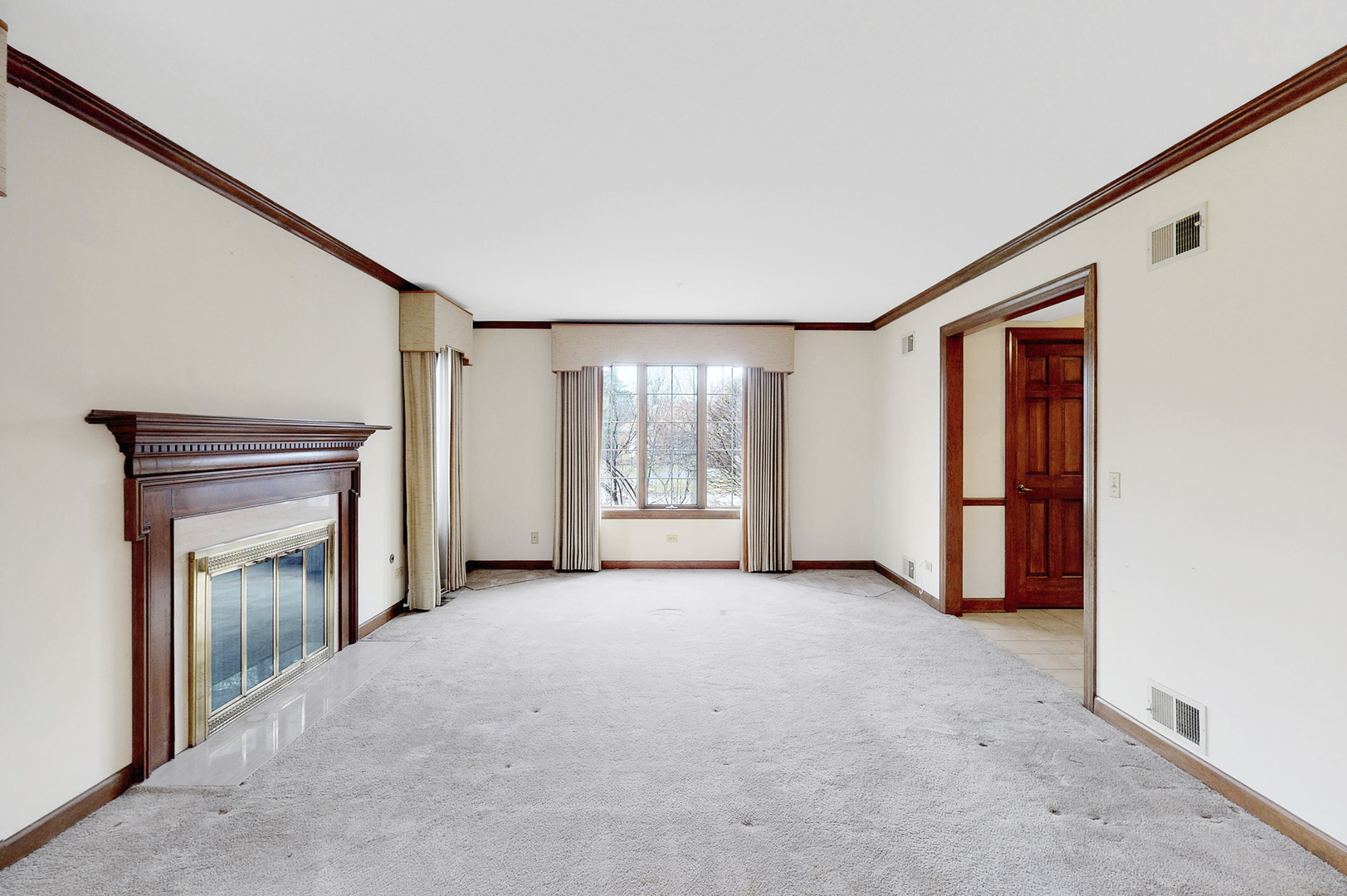 8282 Lake Ridge Drive Burr Ridge, IL 60527 - Photo 4 of 37 an empty room with windows and closet