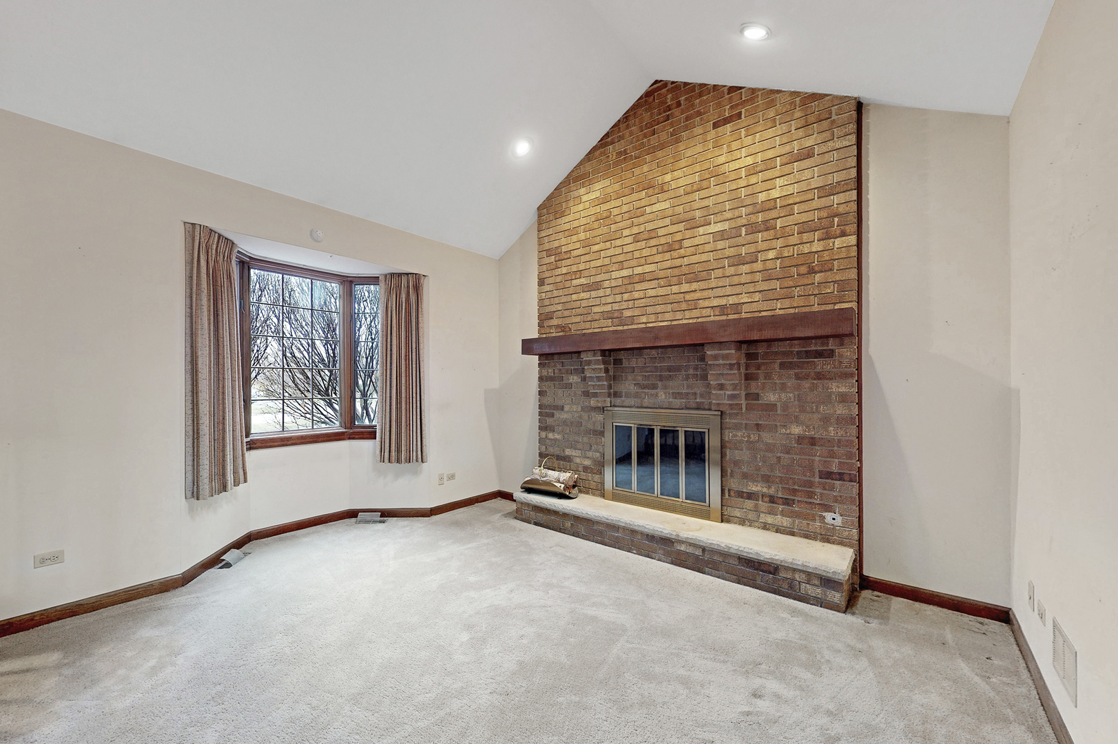 8282 Lake Ridge Drive Burr Ridge, IL 60527 - Photo 10 of 37 an empty room with windows