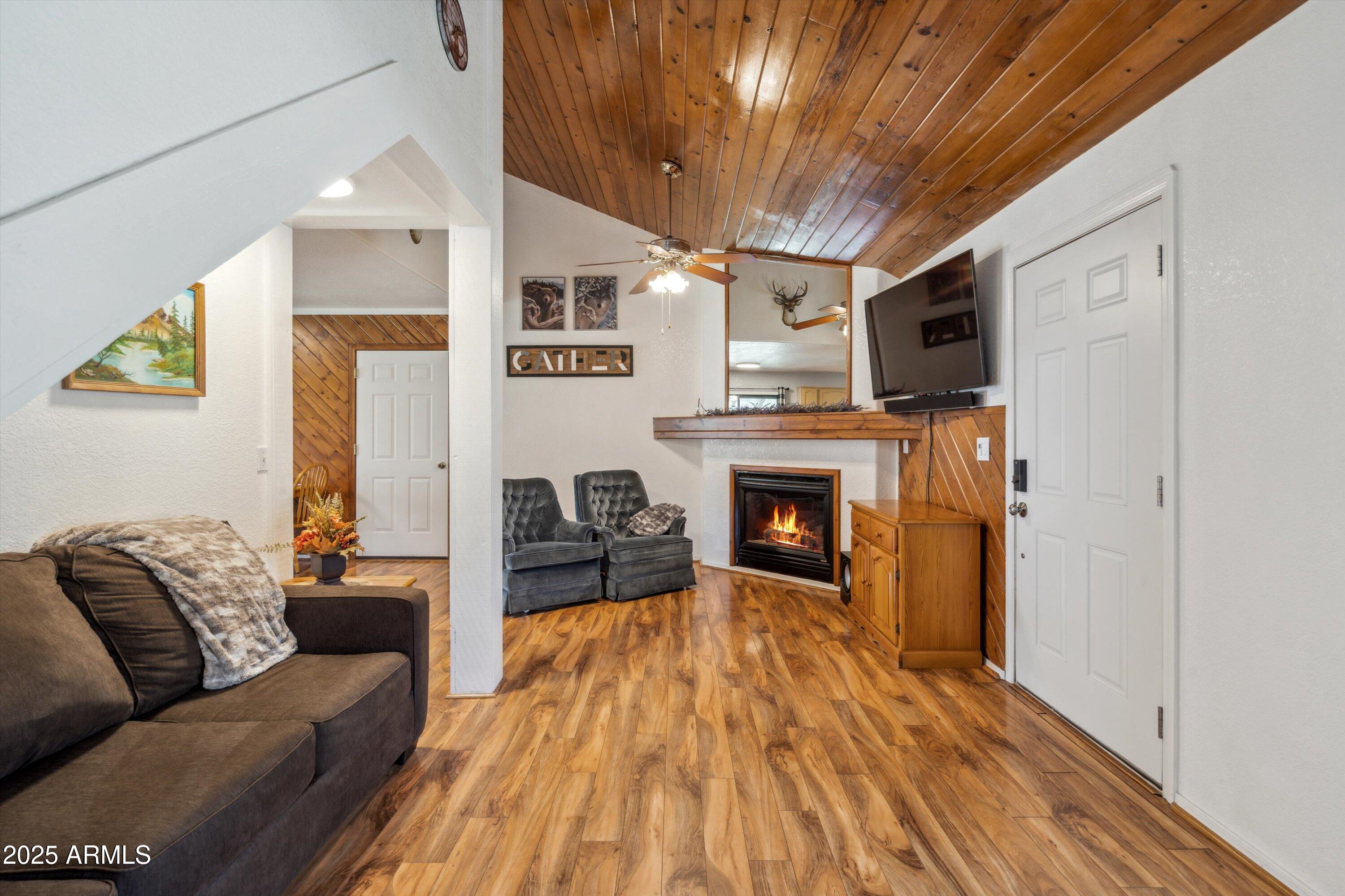 9055 Juniper Road Strawberry, AZ 85544 - Photo 4 of 42 06-Living Room