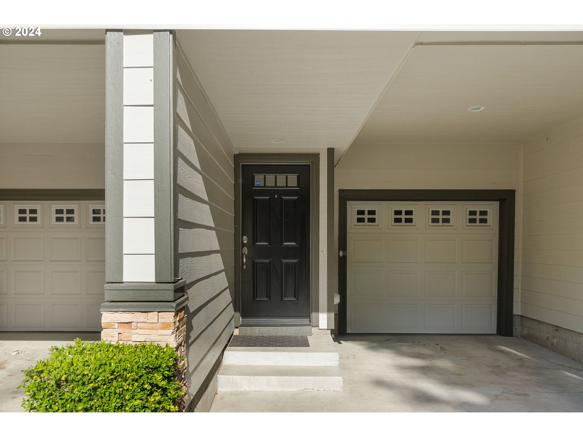 10450 Southwest Akilean Terrace, Unit 45 Portland, OR 97223 - Photo 3 of 37 Entrance/Foyer