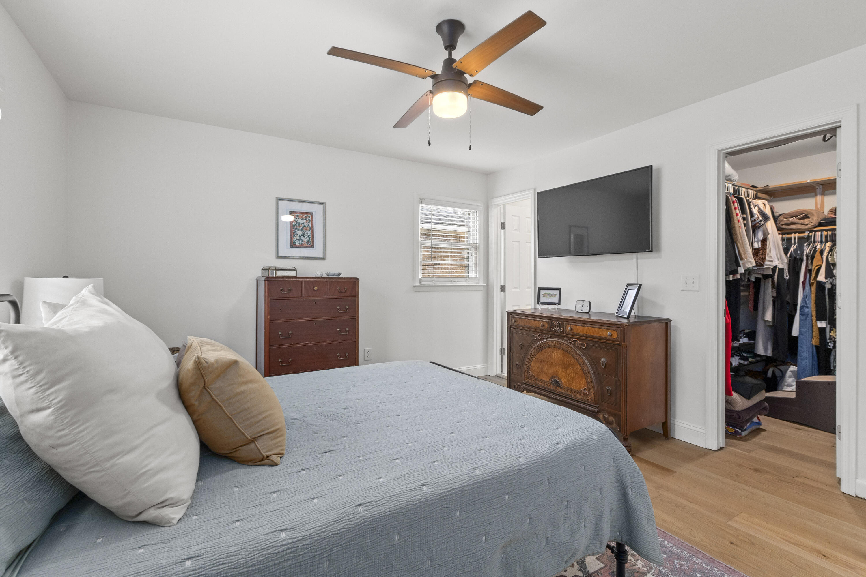 746 Longfellow Road Charleston, SC 29407 - Photo 27 of 44 Primary Bedroom w/Walk-In Closet