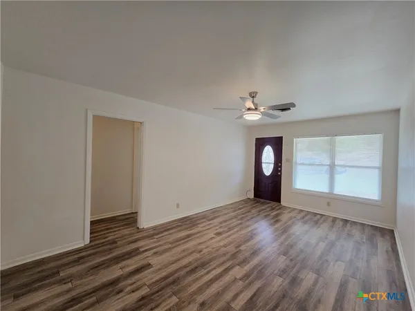 $1,900 | 1401 West Ave B, Lampasas, TX 76550