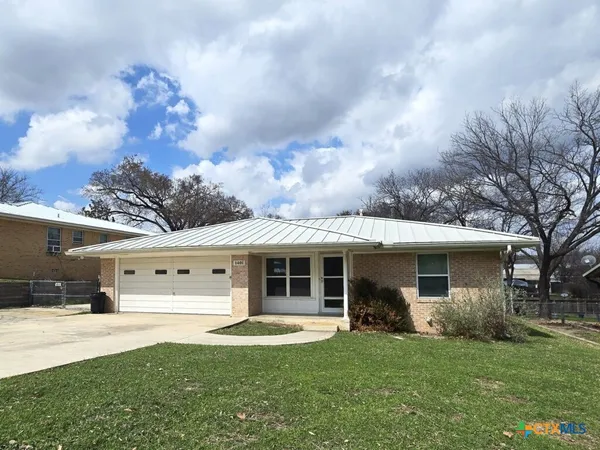 $1,900 | 1401 West Ave B, Lampasas, TX 76550