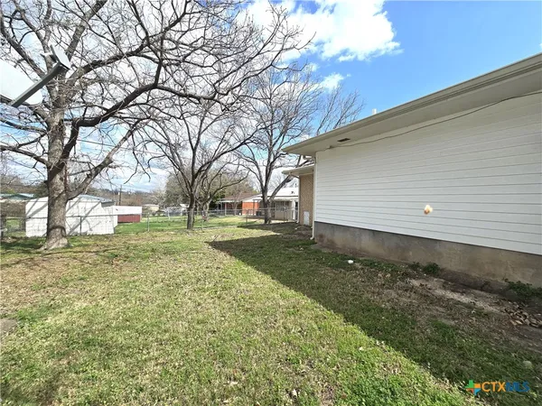 $1,900 | 1401 West Ave B, Lampasas, TX 76550