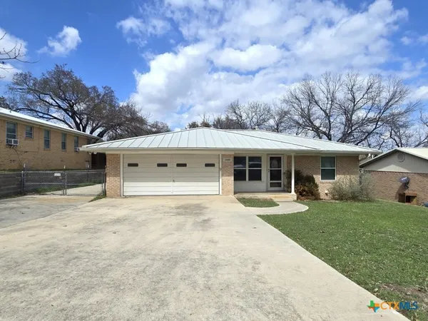 $1,900 | 1401 West Ave B, Lampasas, TX 76550