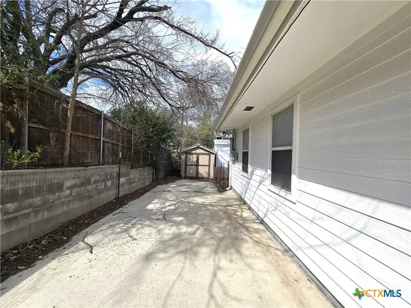 $1,900 | 1401 West Ave B, Lampasas, TX 76550