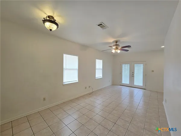 $1,900 | 1401 West Ave B, Lampasas, TX 76550