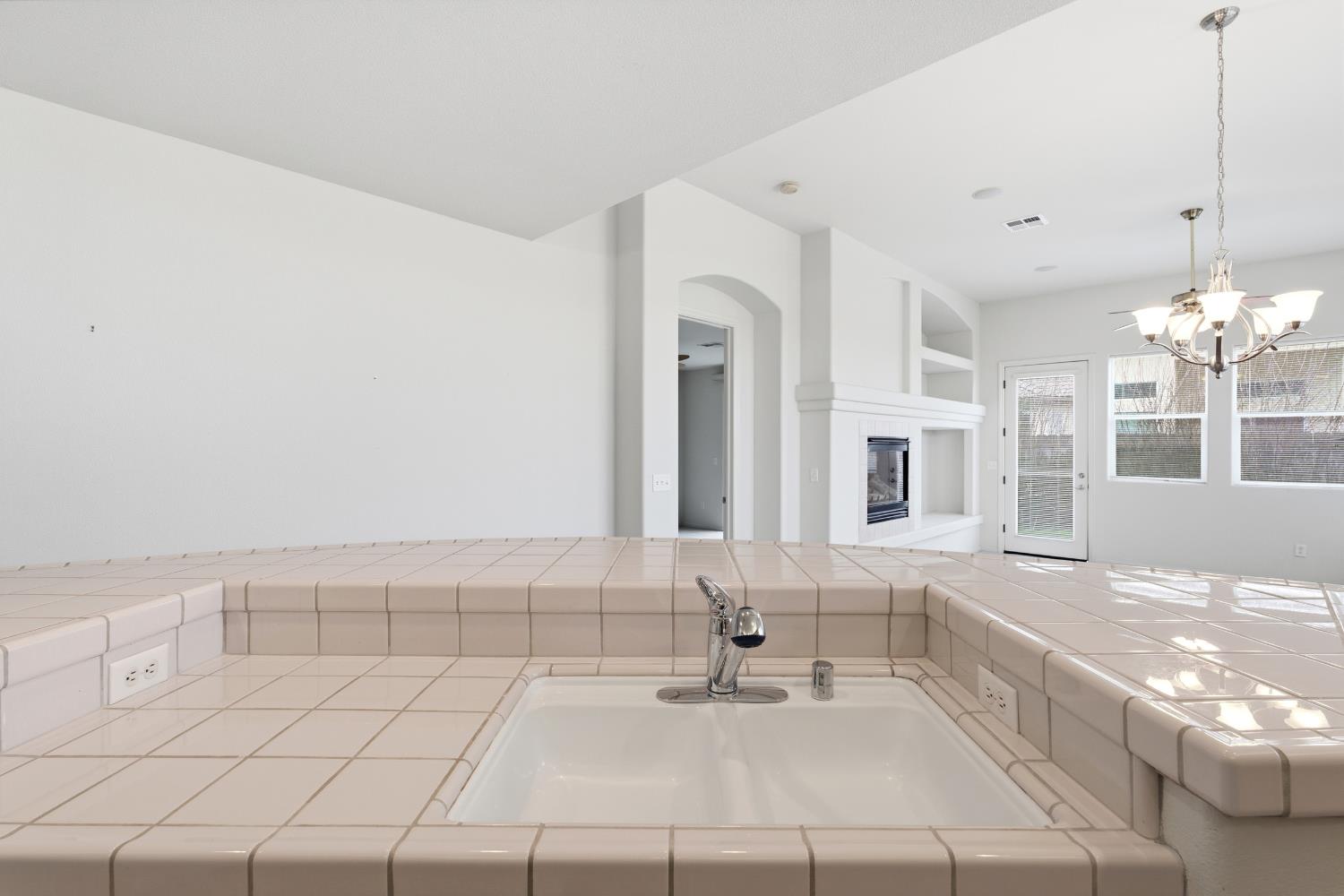 2450 Como Corte Chowchilla, CA 93610 - Photo 17 of 42 a bathroom with a bathtub a sink and a window