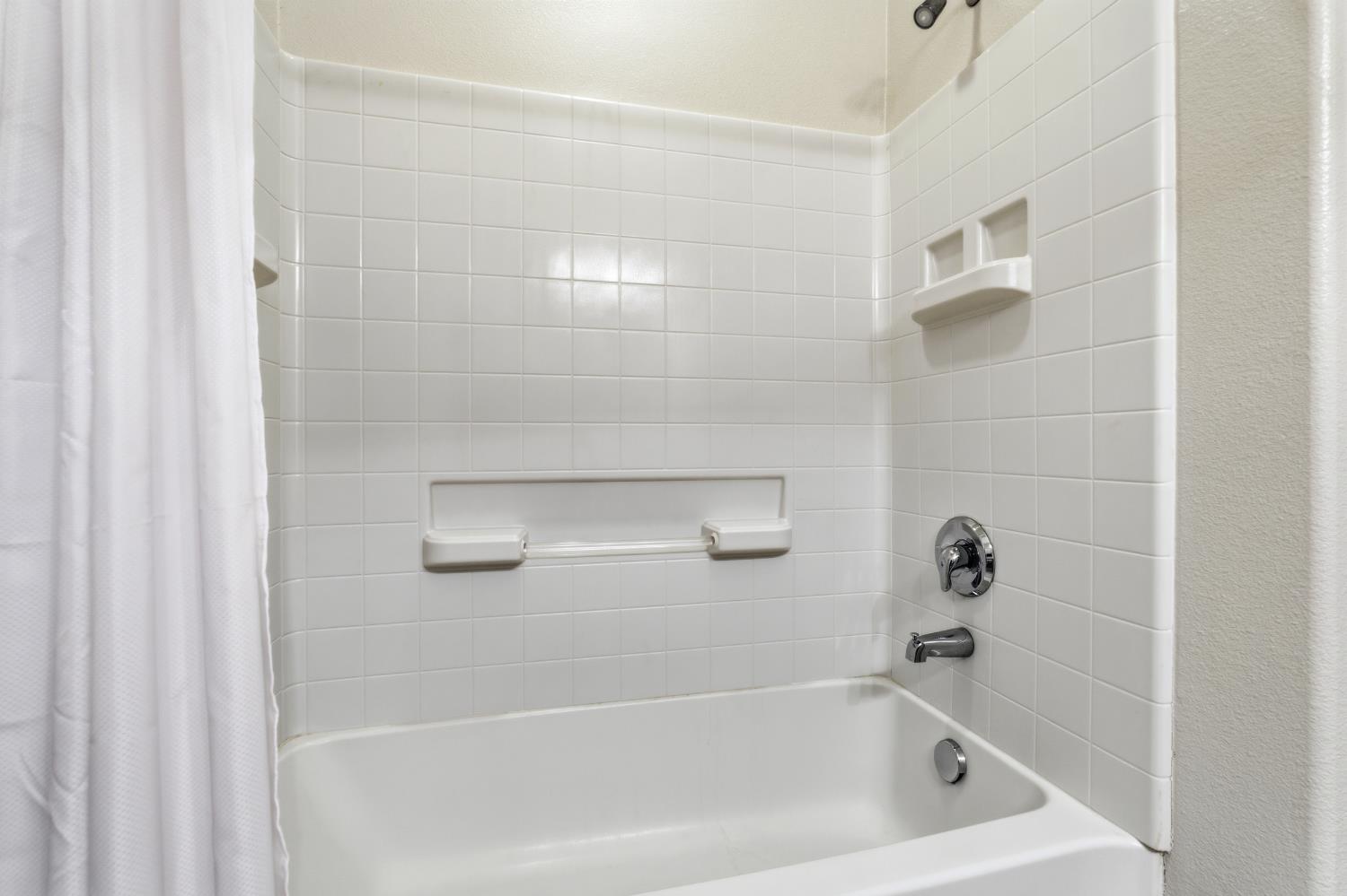 2450 Como Corte Chowchilla, CA 93610 - Photo 27 of 42 a close up of a bathtub curtain