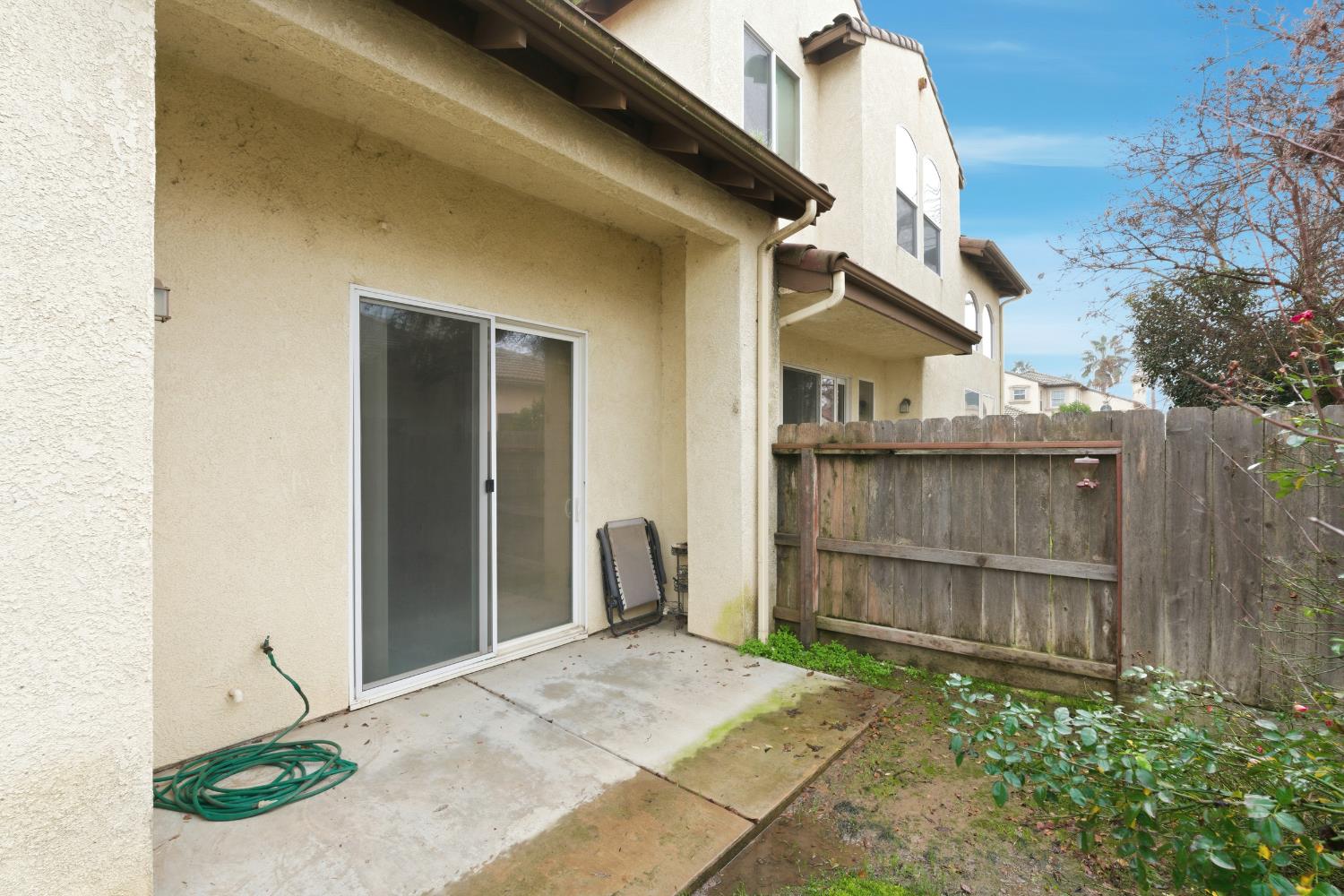 2450 Como Corte Chowchilla, CA 93610 - Photo 30 of 42 a backyard of a house
