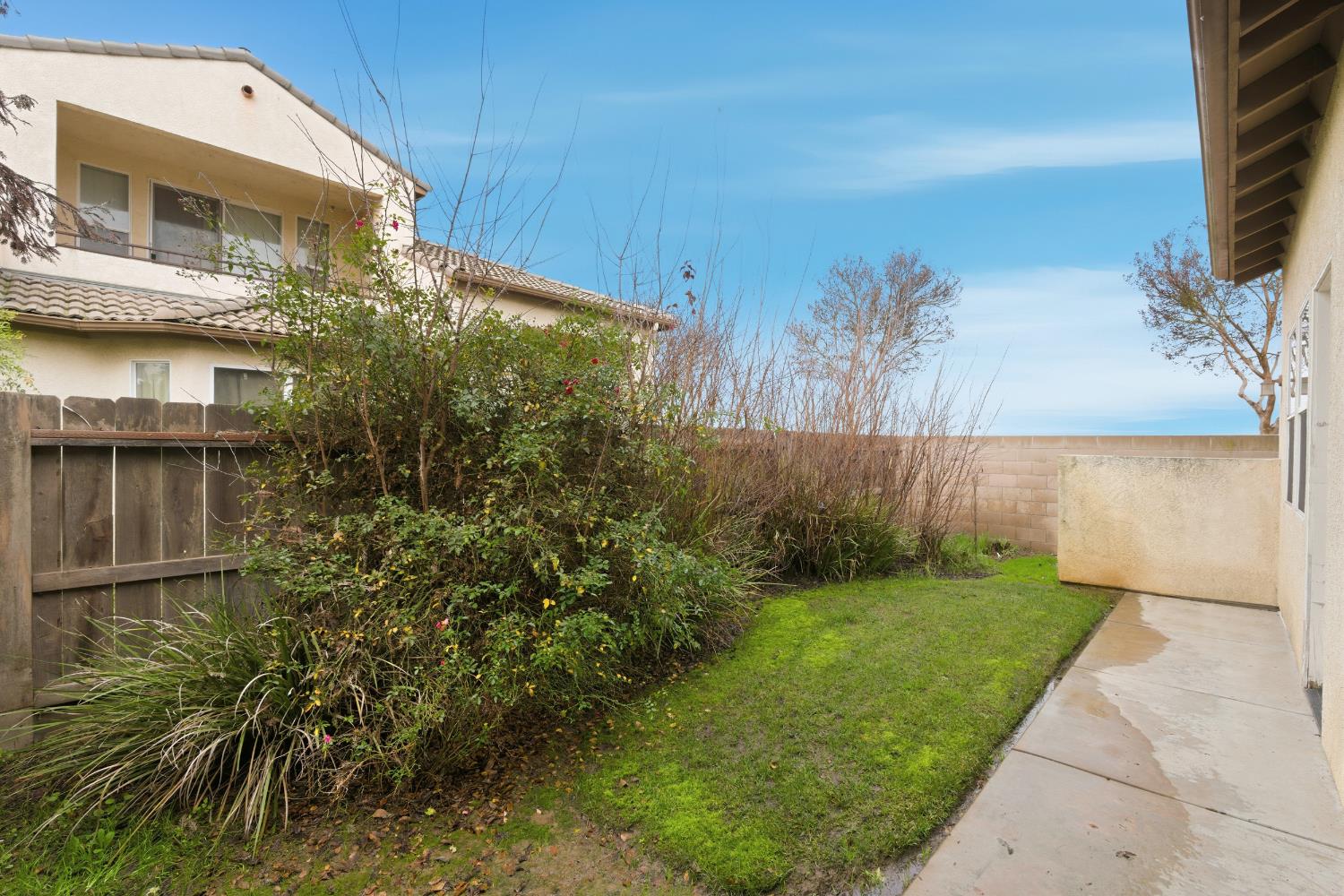 2450 Como Corte Chowchilla, CA 93610 - Photo 32 of 42 a view of a back yard of the house
