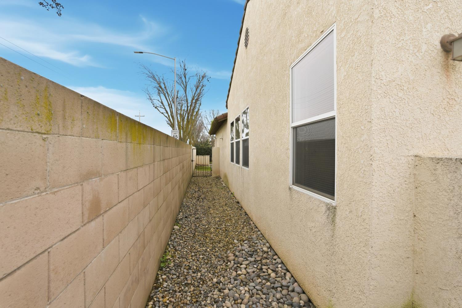 2450 Como Corte Chowchilla, CA 93610 - Photo 33 of 42 a view of a entryway