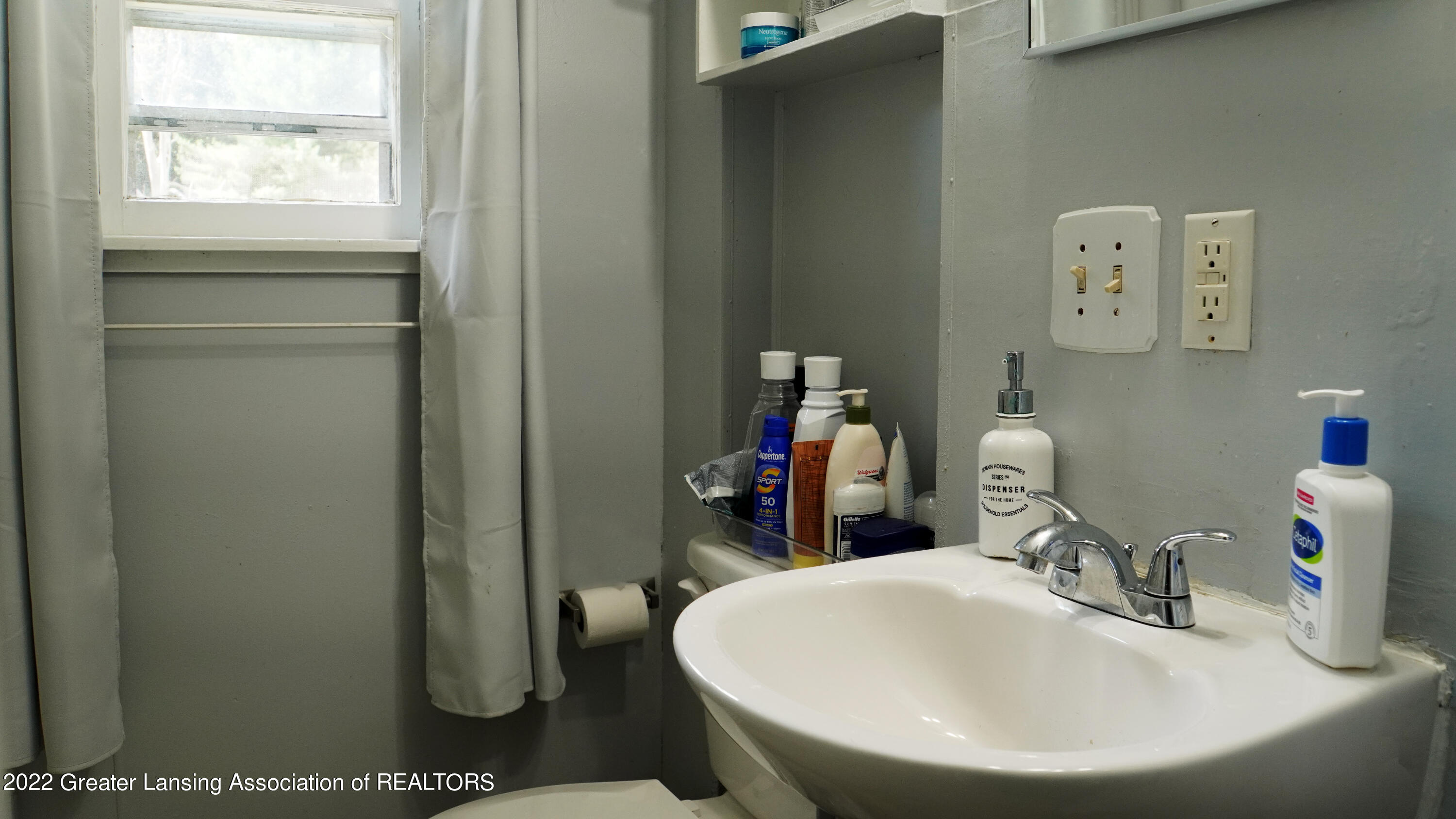 6234 Cooper Road Lansing, MI 48911 - Photo 13 of 23 Bathroom