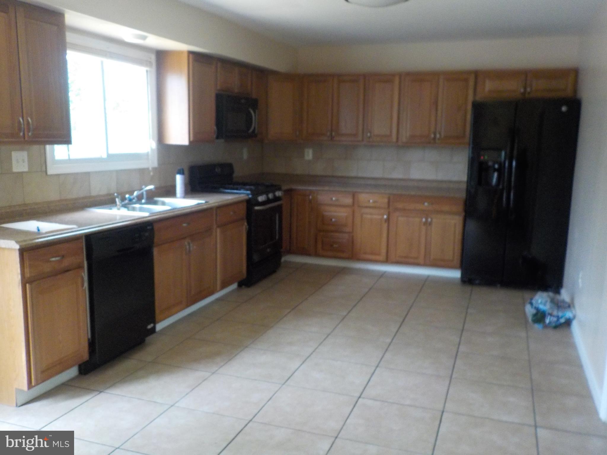 2008 Rolling Rd. Baltimore, MD 21244 - Photo 2 of 21 Kitchen