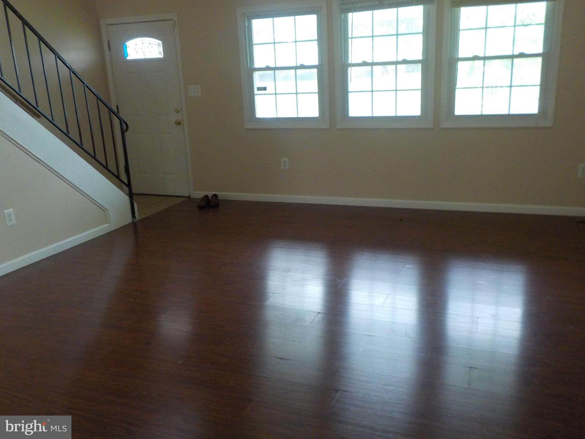 2008 Rolling Rd. Baltimore, MD 21244 - Photo 4 of 21 Living Room