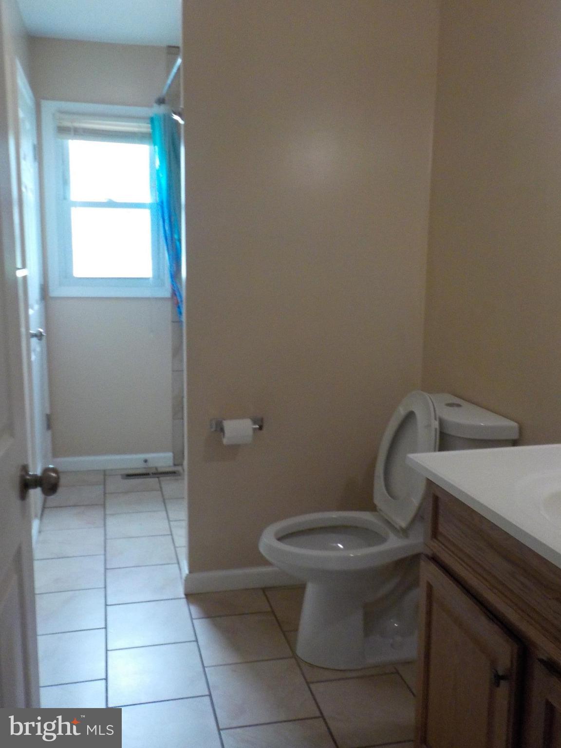 2008 Rolling Rd. Baltimore, MD 21244 - Photo 5 of 21 Bath