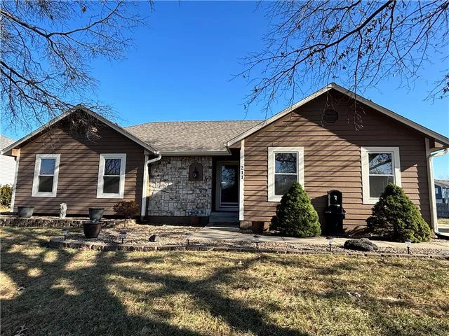 $289,900 | 211 Southwest Cross Creek Drive, Grain Valley, MO 64029